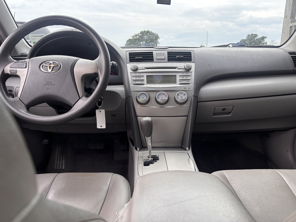 2011 Toyota Camry LE - Photo 6